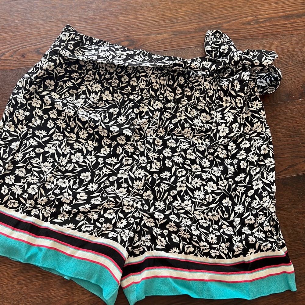 Lightweight shorts with bow tie